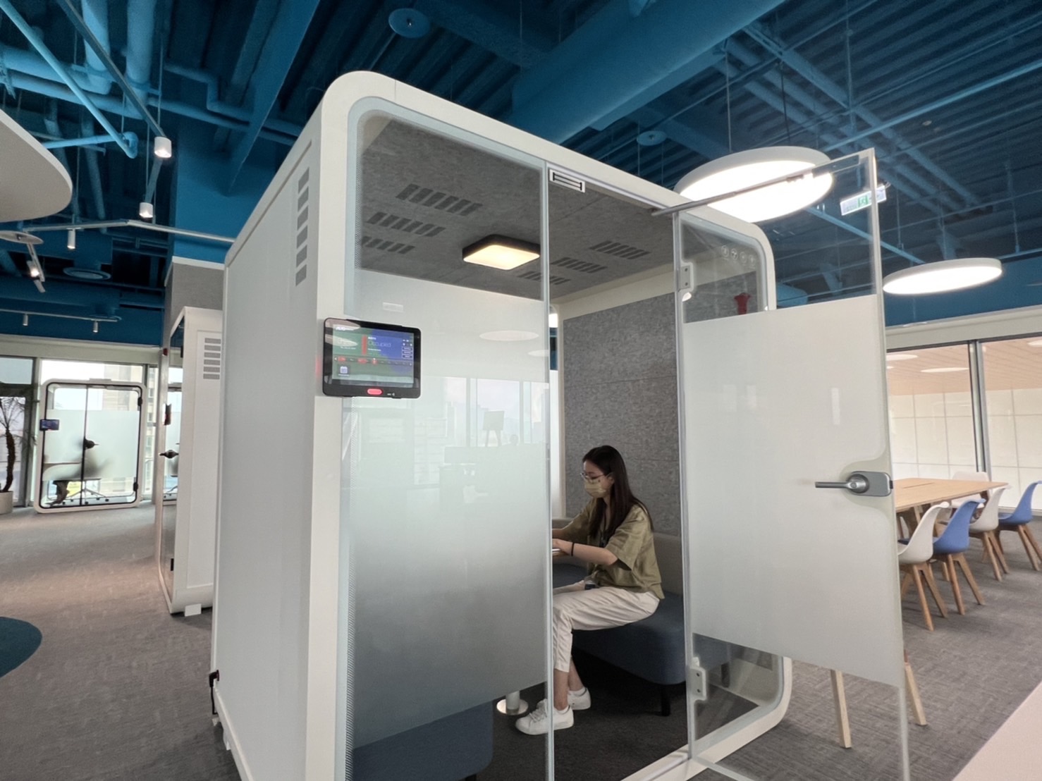 w66.利来旗舰厅高雄據點的智慧行動辦公艙，展現w66.利来旗舰厅在面板以外的研發應用軟實力